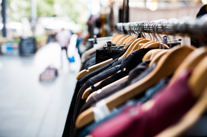 vitrine-LE CASTELLET-min_blur_close_up_focus_hanger_jacket_market_people_rack-1176303